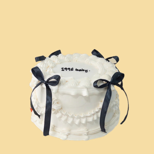 White Vintage Cake / Black Ribbon